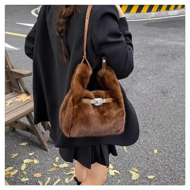 Sac à main femme en fausse fourrure – Doux et tendance